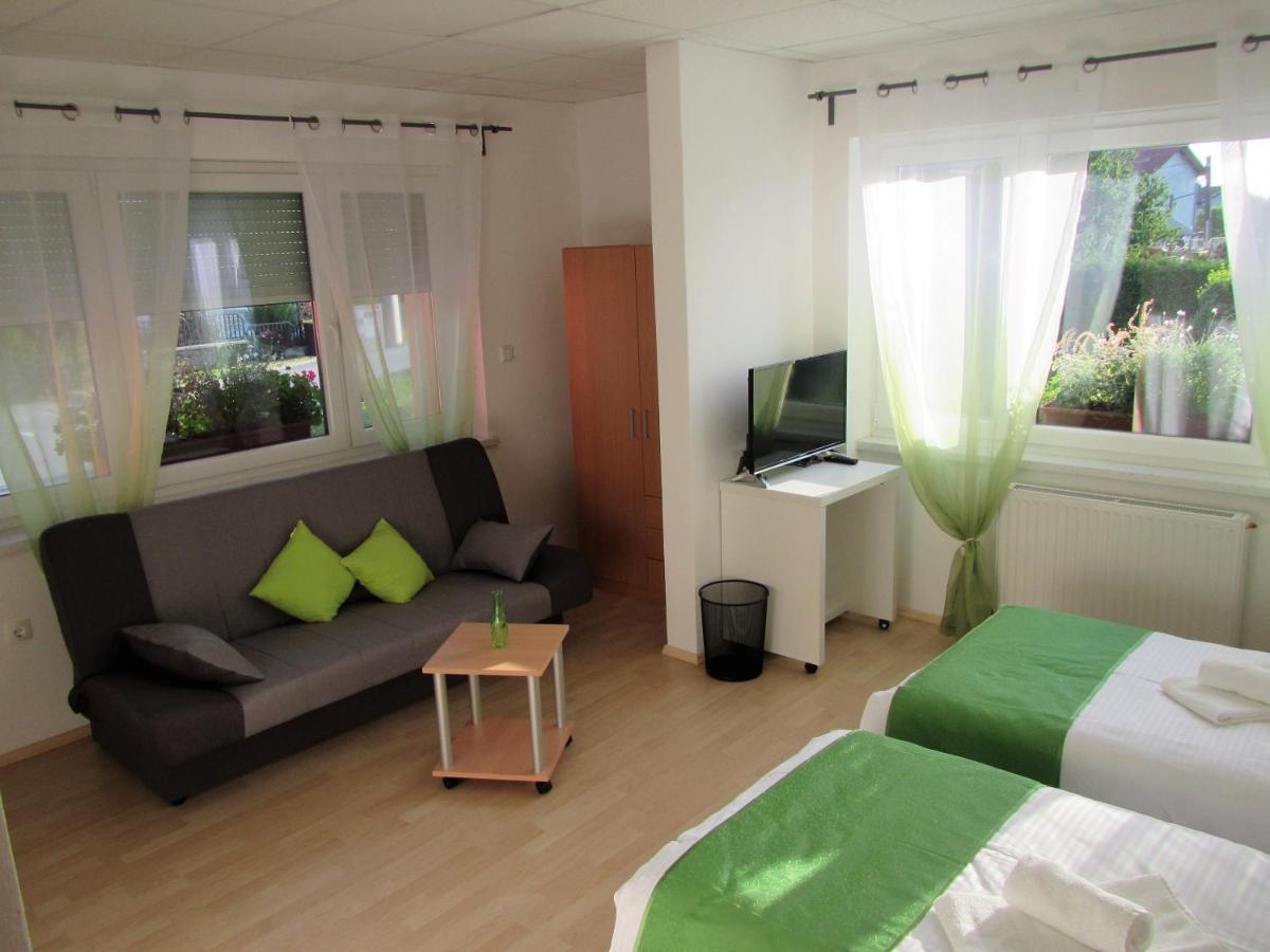 Bed and Breakfast Pod Orehi Постойна Екстер'єр фото