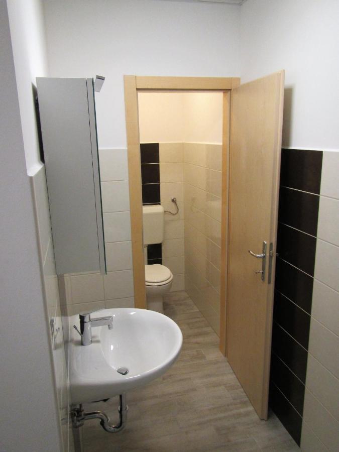 Bed and Breakfast Pod Orehi Постойна Екстер'єр фото