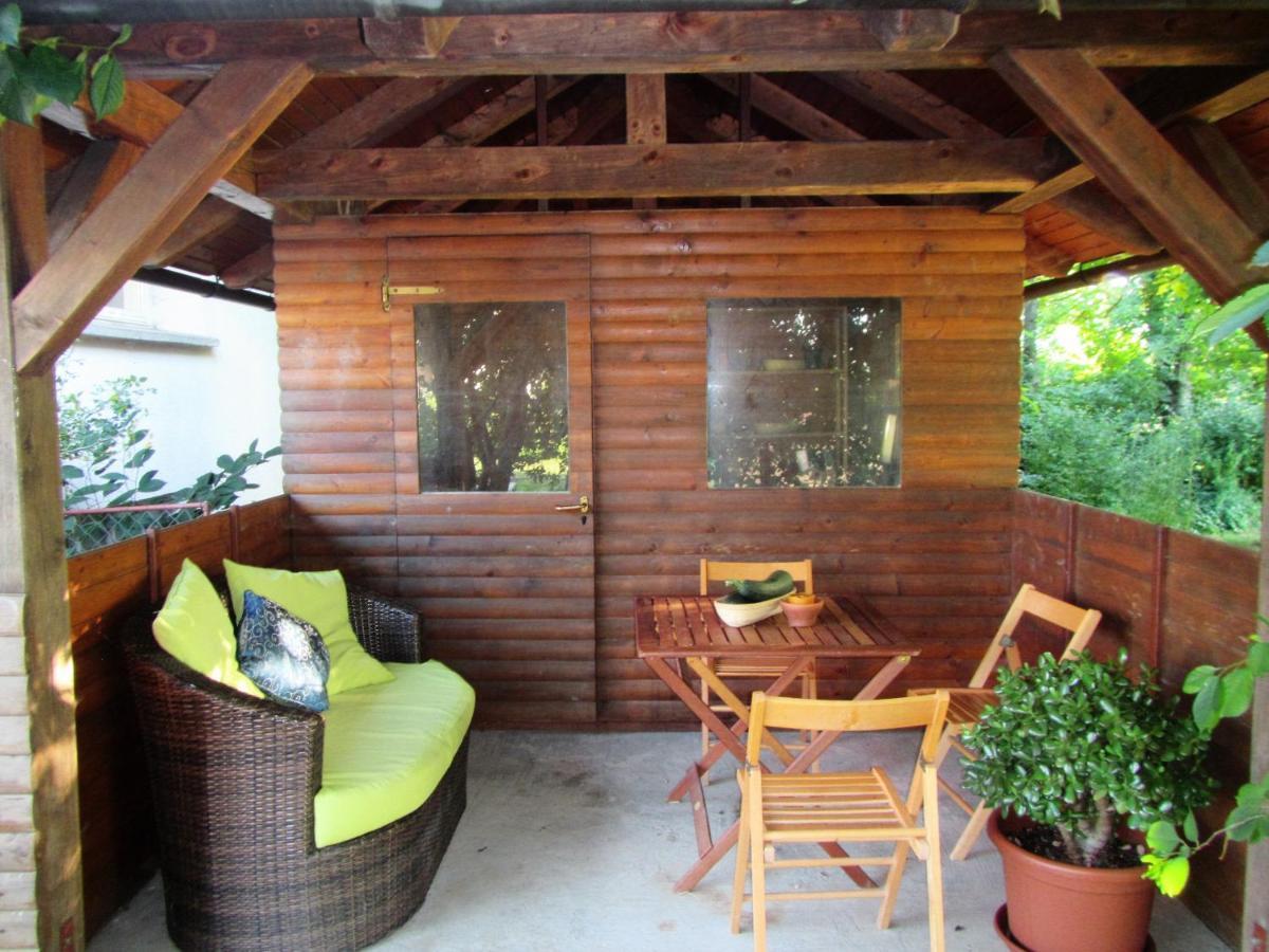 Bed and Breakfast Pod Orehi Постойна Екстер'єр фото