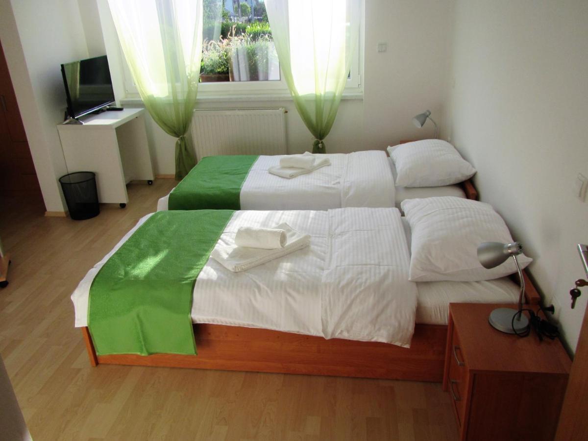 Bed and Breakfast Pod Orehi Постойна Екстер'єр фото