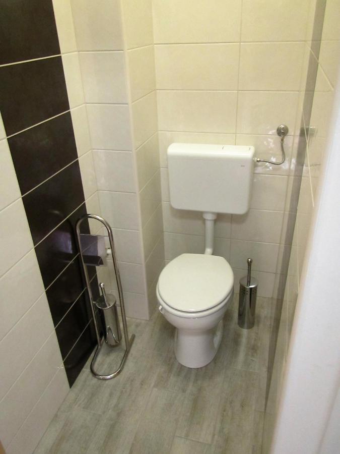 Bed and Breakfast Pod Orehi Постойна Екстер'єр фото