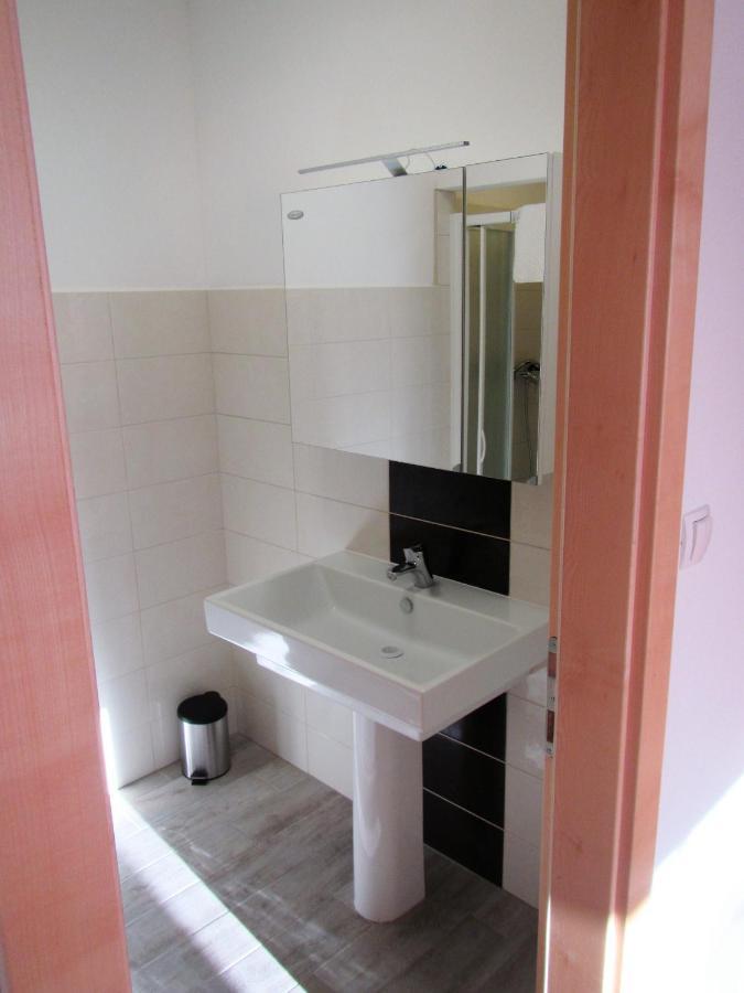 Bed and Breakfast Pod Orehi Постойна Екстер'єр фото
