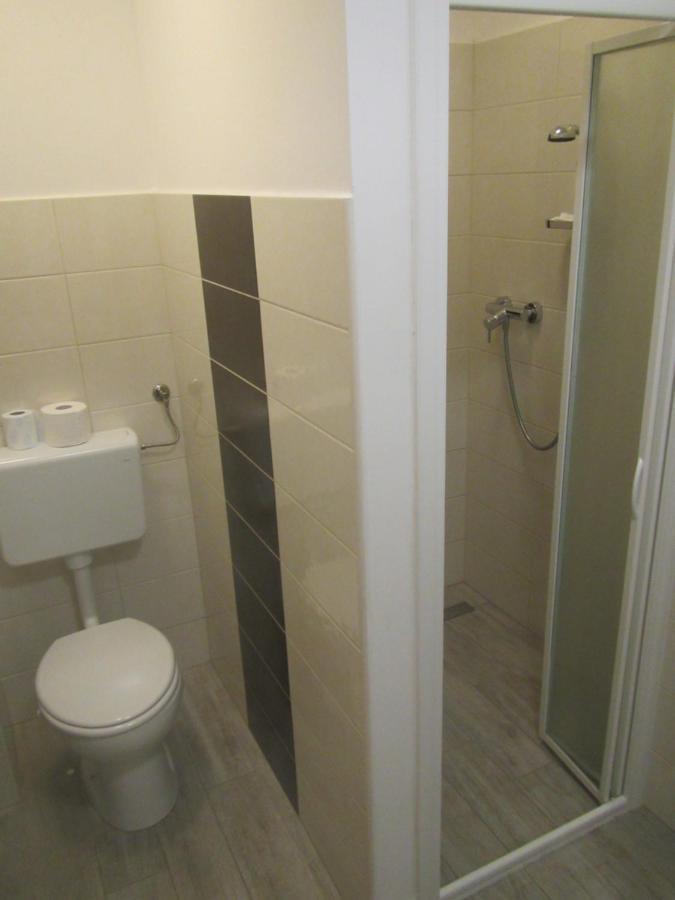 Bed and Breakfast Pod Orehi Постойна Екстер'єр фото