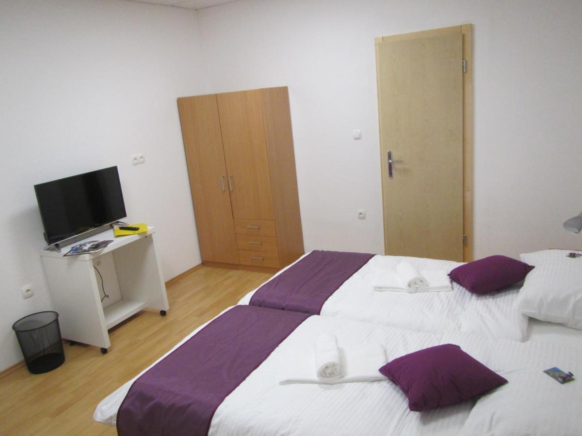Bed and Breakfast Pod Orehi Постойна Екстер'єр фото
