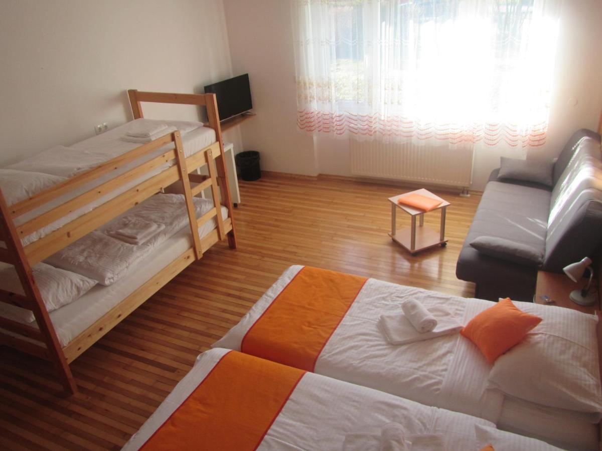 Bed and Breakfast Pod Orehi Постойна Екстер'єр фото